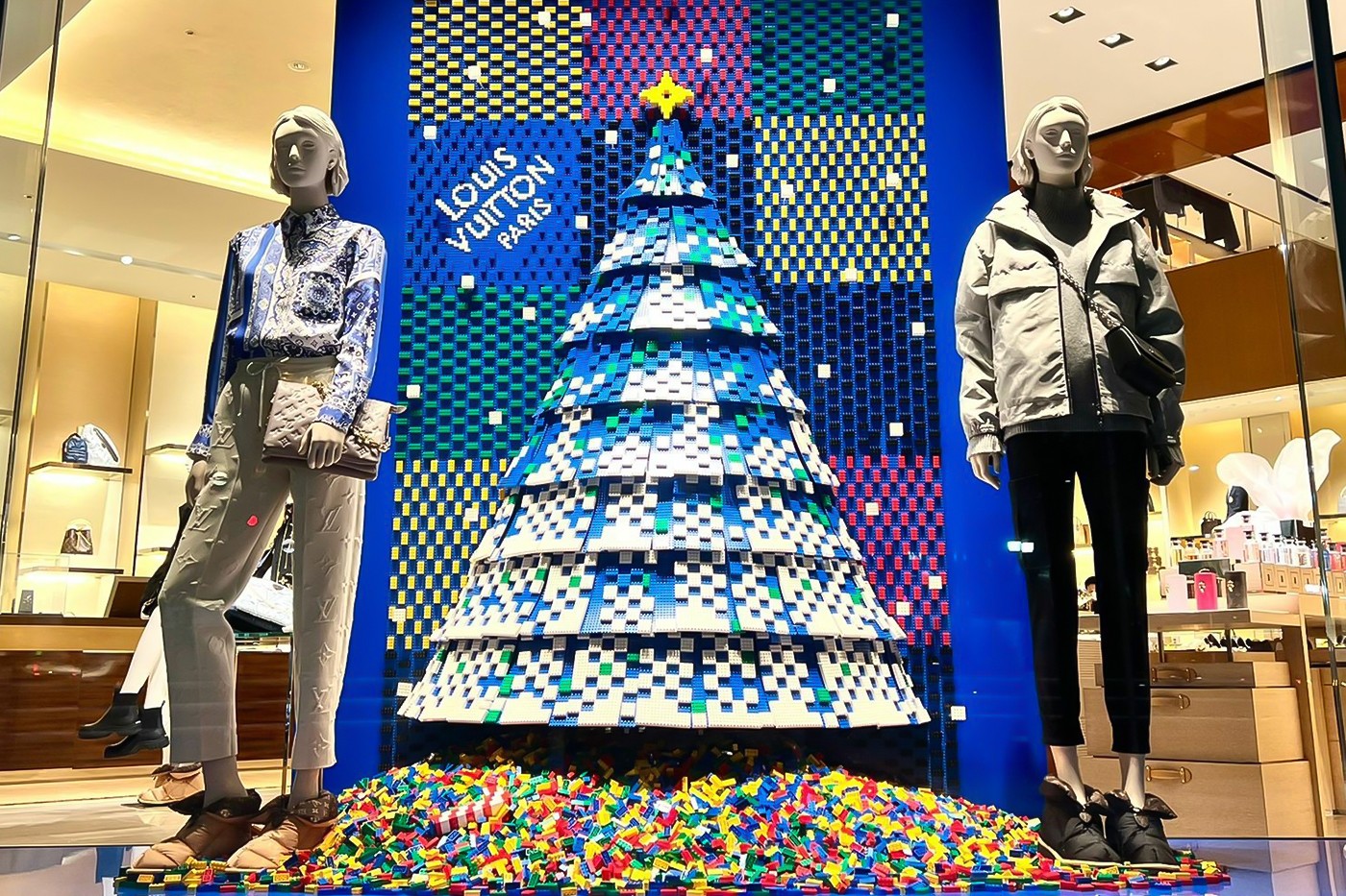 Louis Vuitton célèbre Noël 2022 avec LEGO