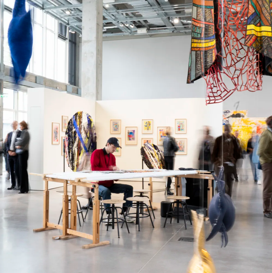 Intérieur du 19M à Pantin, espace combinant exposition et atelier découverte avec visiteurs