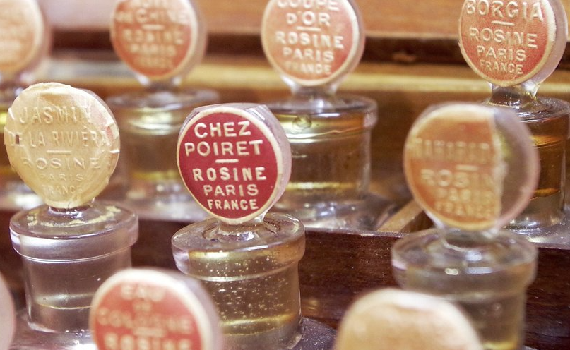 Flacons anciens de parfums exposés à l’Osmothèque de Versailles