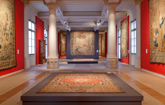 Intérieur de la Manufacture des Gobelins, salle d’exposition avec tapisseries aux murs