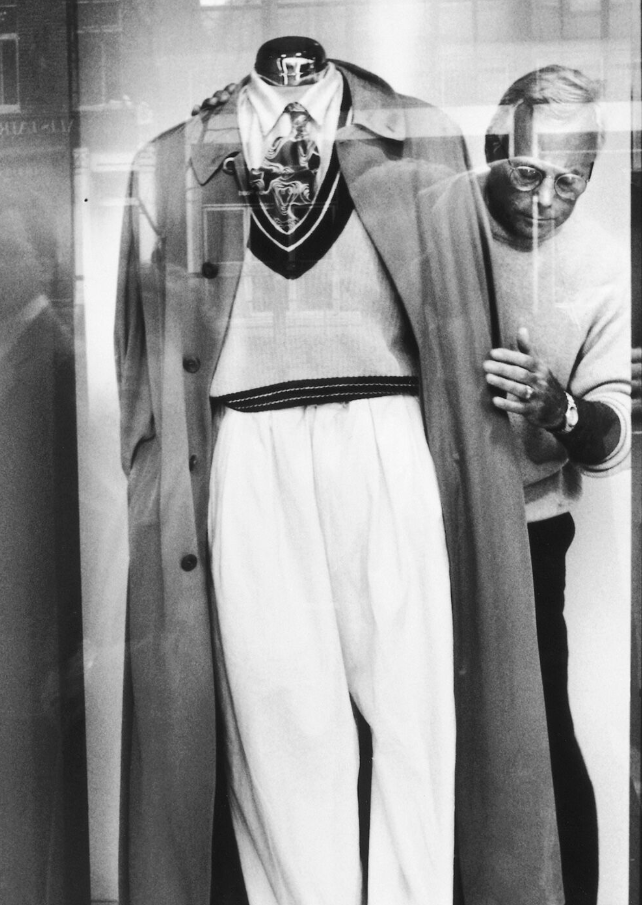 Giorgio Armani ajuste un mannequin dans une vitrine