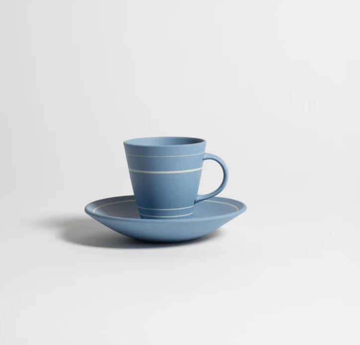 Tasse à café et soucoupe en jasper bleu avec incrustations blanches, hommage à Lucie Rie par JW Anderson x Wedgwood.
