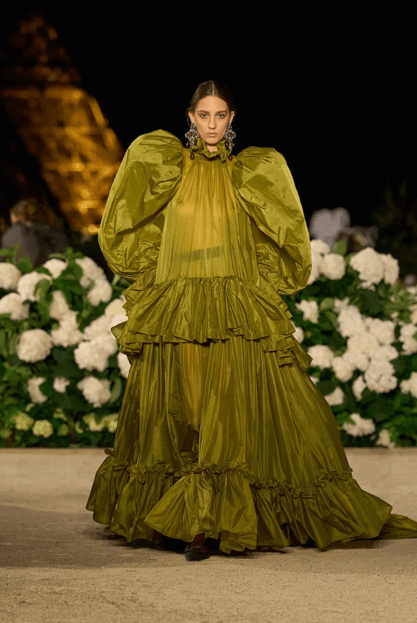 Saint Laurent printemps-été 2026 : Anthony Vacarello impose un vestiaire de pouvoir