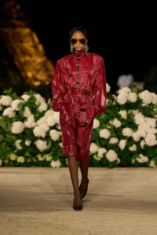 Saint Laurent printemps-été 2026 : Anthony Vacarello impose un vestiaire de pouvoir
