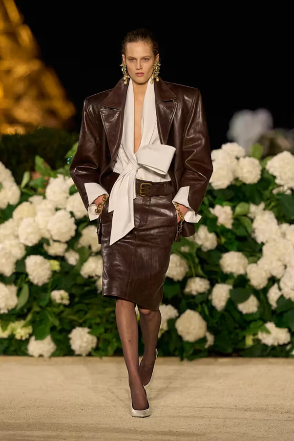 Saint Laurent printemps-été 2026 : Anthony Vacarello impose un vestiaire de pouvoir