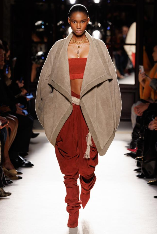 Balmain printemps-été 2026 : après l'audace, Olivier Rousteing ouvre l'ère de la maturité