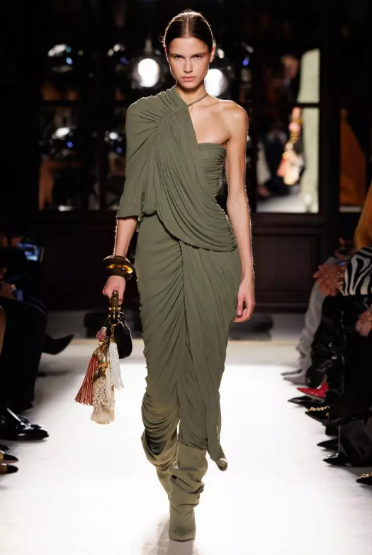 Balmain printemps-été 2026 : après l'audace, Olivier Rousteing ouvre l'ère de la maturité