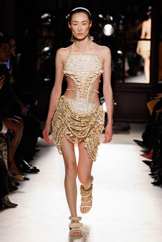 Balmain printemps-été 2026 : après l'audace, Olivier Rousteing ouvre l'ère de la maturité