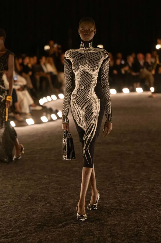 Schiaparelli printemps-été 2026 : Daniel Roseberry réaffirme le pouvoir de l'image
