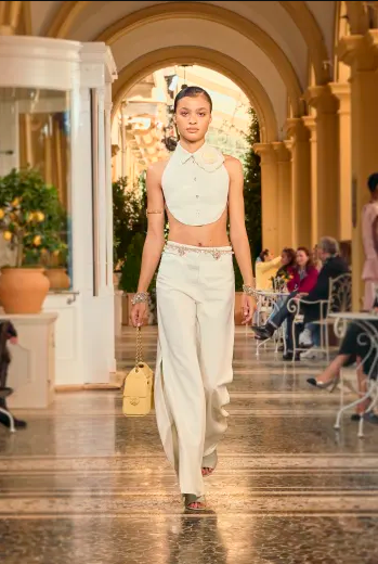 Chanel Croisière 2025-2026 : A Singapour, Matthieu Blazy revisite la mode balnéaire