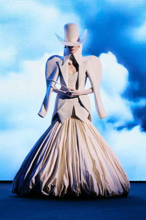 Haute couture 2026 : l’univers théâtral de Robert Wun