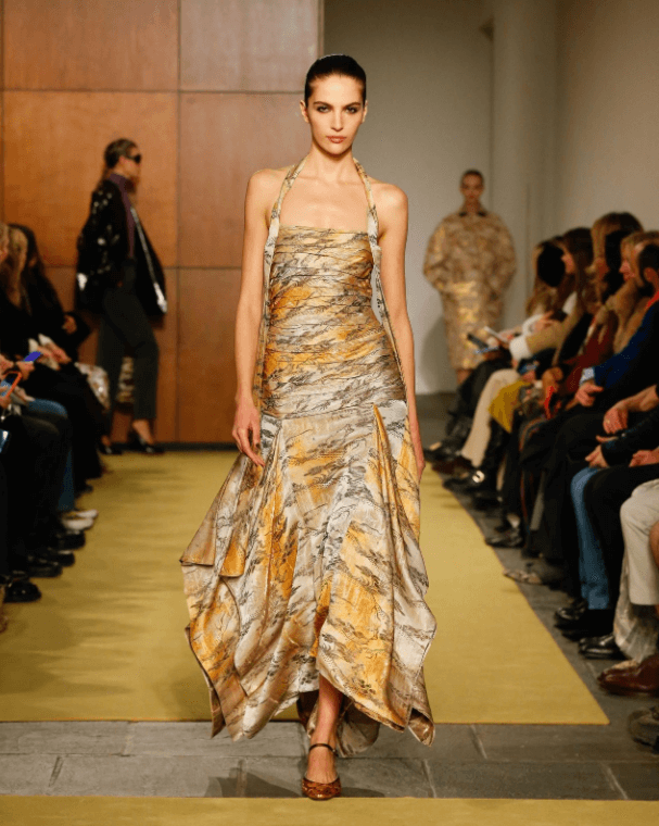 Tory Burch automne-hiver 2026 : analyse marketing du défilé