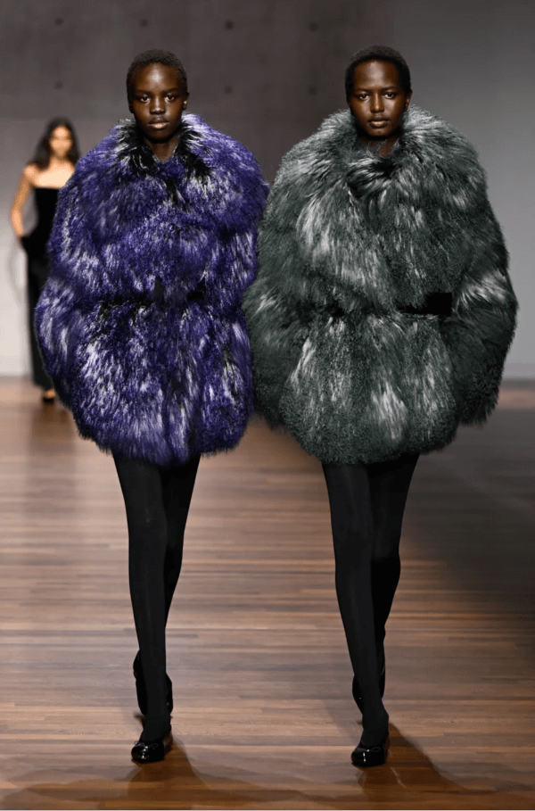 Emporio Armani Automne-Hiver 2026 : une couture en état d'alerte