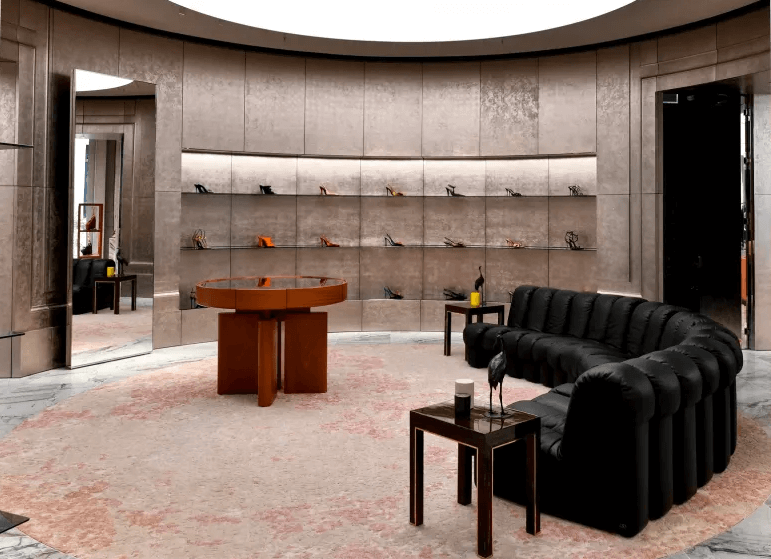 Saint Laurent réinvente son retail de luxe à Paris