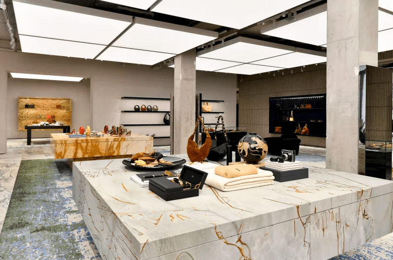 Saint Laurent réinvente son retail de luxe à Paris