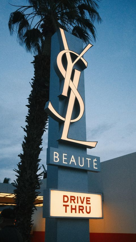 Saint Laurent Beauté à Coachella : une stratégie d’ancrage culturel sur le marché américain