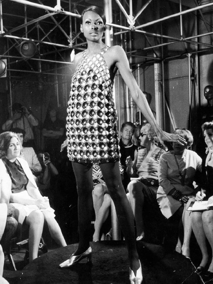 Les robes métalliques de Rabanne : l'invention d'une esthétique futuriste