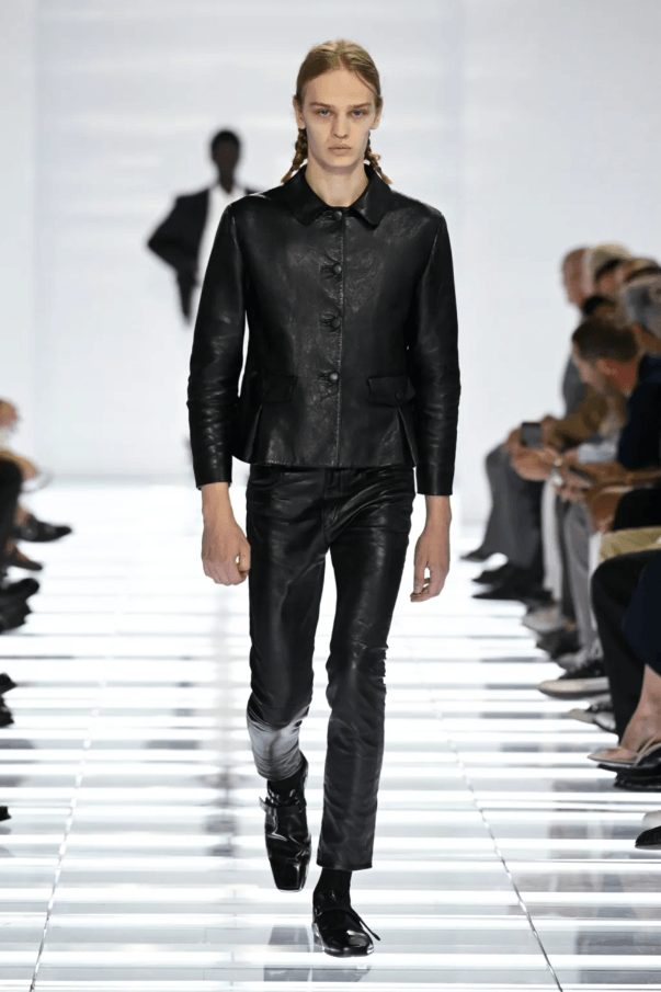 Prada menswear collection 2027 : le pari du minimalisme stratégique