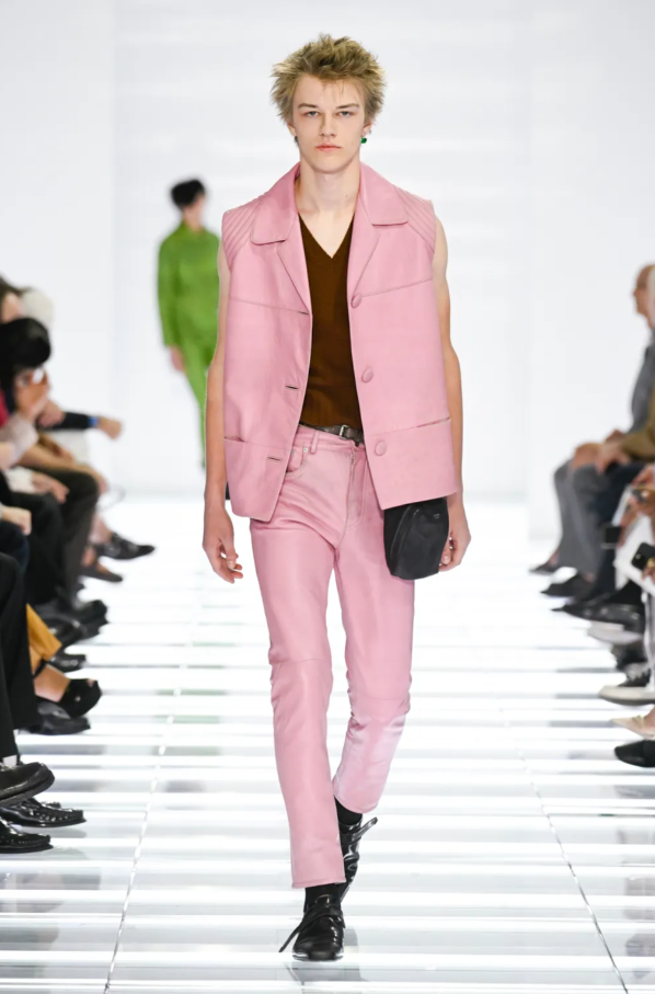 Prada menswear collection 2027 : le pari du minimalisme stratégique