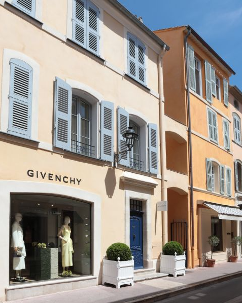 Givenchy ouvre une boutique estivale à Saint-Tropez