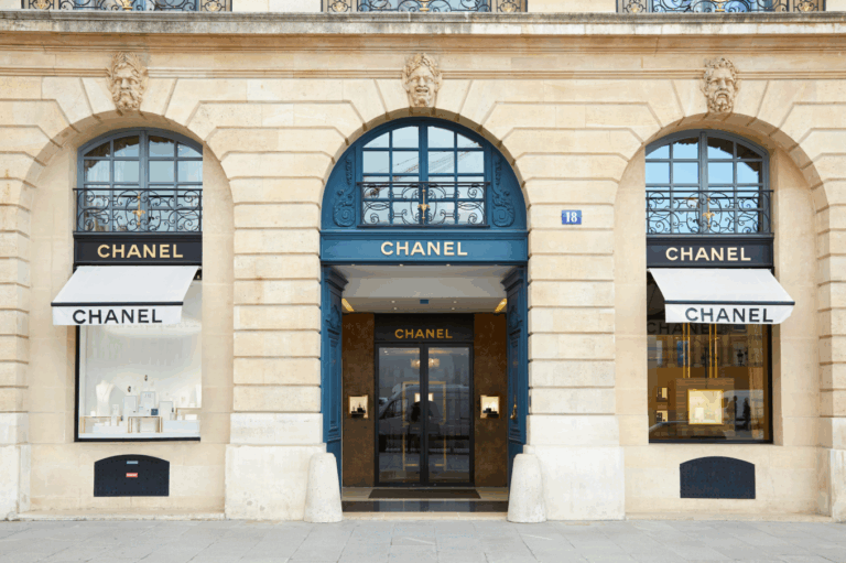 L'évolution de Chanel de 1971 à nos jours : comment la maison est devenue un leader mondial du luxe