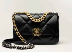 Histoire des sacs Chanel emblématiques : les modèles qui ont façonné la maroquinerie de la maison.