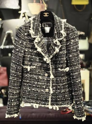 La veste en tweed Chanel : histoire d'une icône du vestiaire féminin