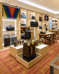 Louis Vuitton renforce sa présence en Europe entre retail physique et e-commerce local