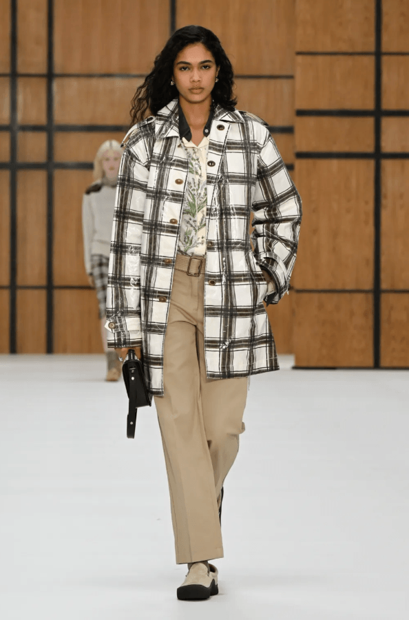 Fashion Week Printemps-Eté 2027 | Burberry entre héritage de marque et désir de modernité