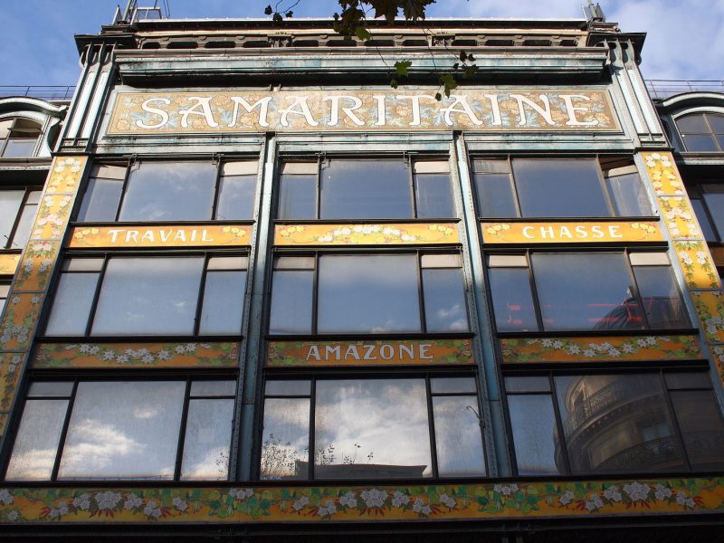 Attac dégrade la façade de la Samaritaine