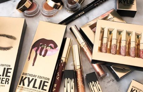 Kylie Jenner maquille le défilé Balmain