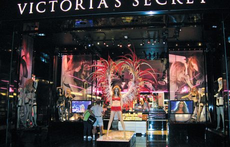 Ventes en berne et polémique, la PDG de Victoria’s Secret démissionne