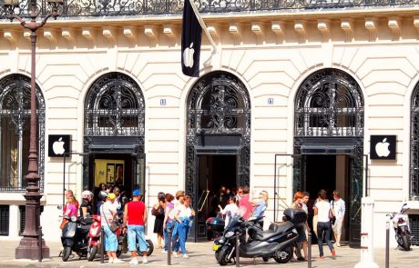 Apple inaugure sa boutique des Champs-Elysées