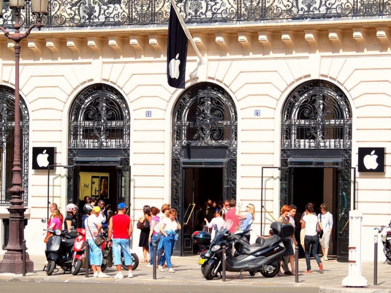 Apple inaugure sa boutique des Champs-Elysées