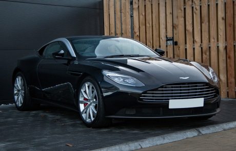 Aston Martin lance un nouveau service : la conception de garages de luxe