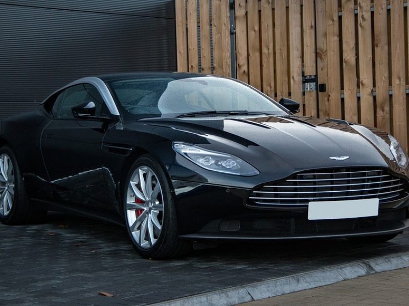 Aston Martin lance un nouveau service : la conception de garages de luxe