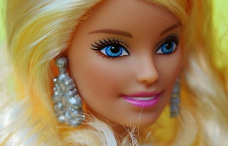 Barbie s’offre une garde-robe Yves Saint Laurent