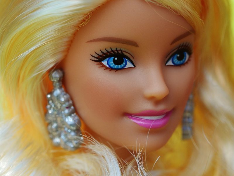 Barbie s’offre une garde-robe Yves Saint Laurent
