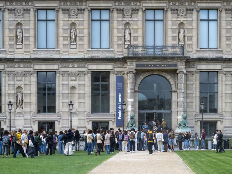Louis Vuitton soutient l’École du Louvre