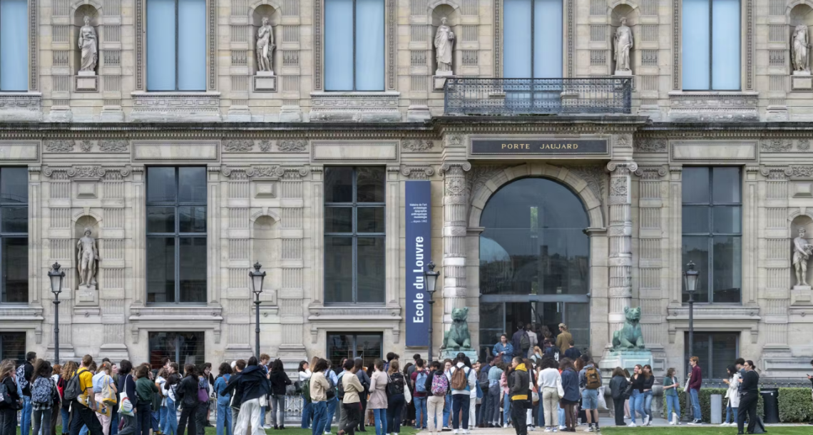 Louis Vuitton soutient l’École du Louvre