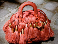 L’artiste Sheila Hicks réinterprète le sac Lady Dior
