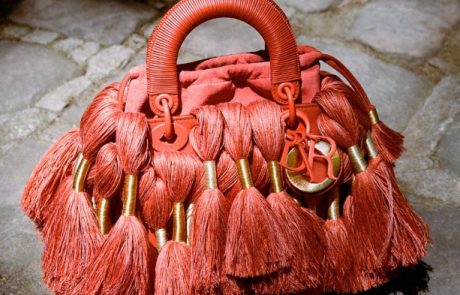 L’artiste Sheila Hicks réinterprète le sac Lady Dior
