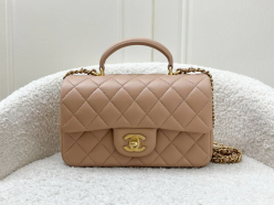 Histoire du beige de Chanel : couleur de sable et de lumière