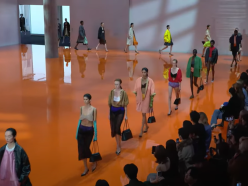 Prada Printemps Été 2026 : la mode d’avant-garde peut-elle encore séduire dans un luxe en crise ?