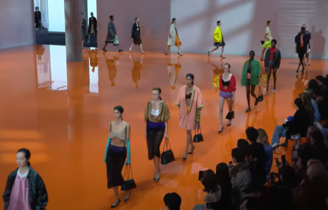 Prada Printemps Été 2026 : la mode d’avant-garde peut-elle encore séduire dans un luxe en crise ?