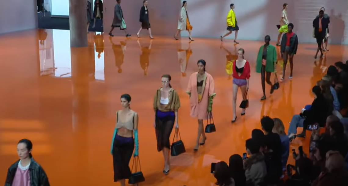 Prada Printemps Été 2026 : la mode d’avant-garde peut-elle encore séduire dans un luxe en crise ?