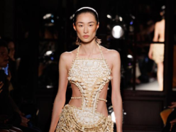 Balmain printemps-été 2026 : après l’audace, Olivier Rousteing ouvre l’ère de la maturité