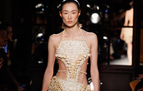 Balmain printemps-été 2026 : après l’audace, Olivier Rousteing ouvre l’ère de la maturité