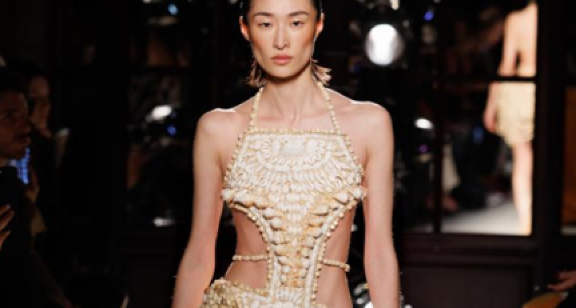 Balmain printemps-été 2026 : après l’audace, Olivier Rousteing ouvre l’ère de la maturité