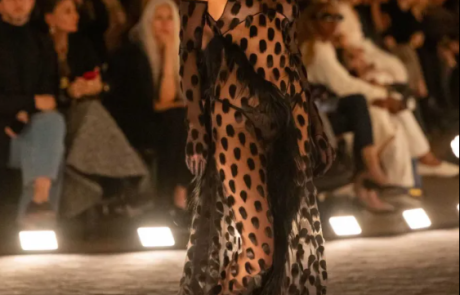 Schiaparelli printemps-été 2026 : Daniel Roseberry réaffirme le pouvoir de l’image